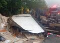 Motorista de caminhão que transportava móveis morre após veículo tombar no sul da Bahia