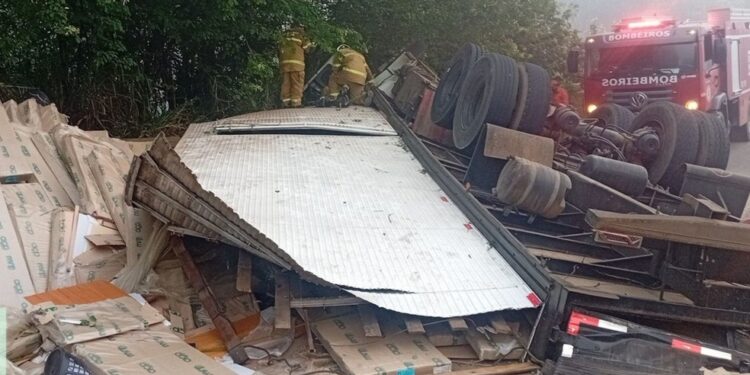 Motorista de caminhão que transportava móveis morre após veículo tombar no sul da Bahia