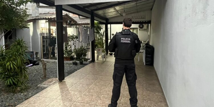 Três são presos e R$ 10 milhões são bloqueados em operação contra grupo suspeito de fabricar cigarros ilegais na Bahia