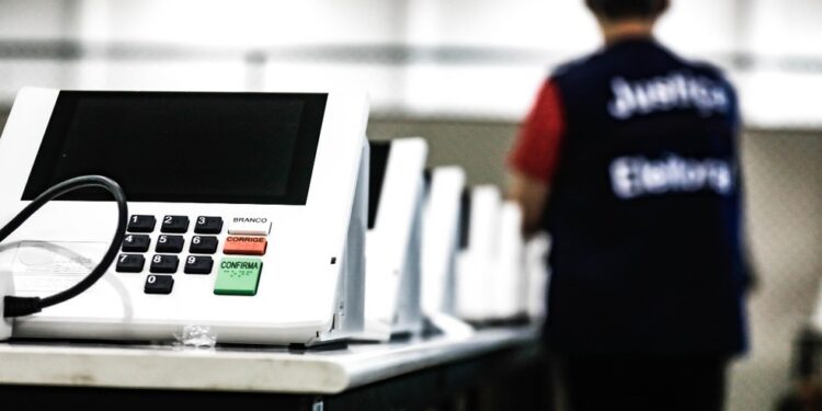 Eleitor tem até quarta-feira (6) para tirar título e votar em outubro