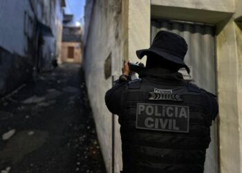 Esposa de chefe de facção e outras quatro pessoas são presas durante operação contra grupo criminoso na BA e no RJ