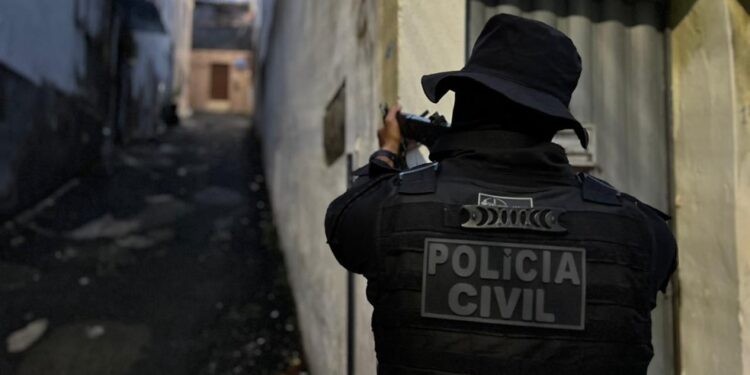 Esposa de chefe de facção e outras quatro pessoas são presas durante operação contra grupo criminoso na BA e no RJ