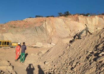 Trabalhador morre após ser soterrado em pedreira na Bahia; prefeitura da cidade diz que empresa estava irregular