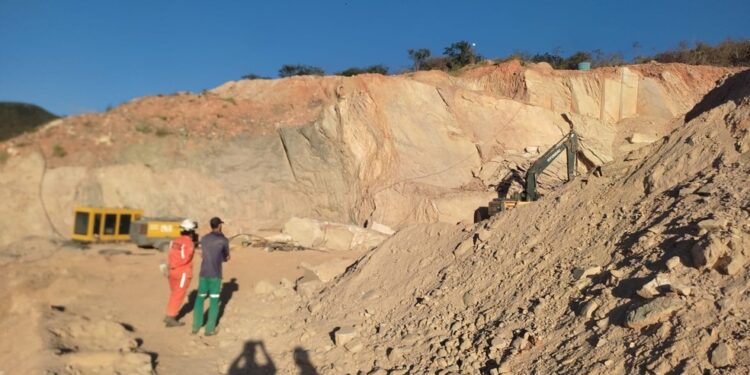 Trabalhador morre após ser soterrado em pedreira na Bahia; prefeitura da cidade diz que empresa estava irregular