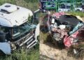 Colisão frontal entre carreta e carro deixa motorista preso às ferragens na BR-101