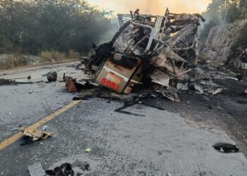 Acidente na BR-251: ônibus e carreta pegam fogo e deixam oito mortos em MG