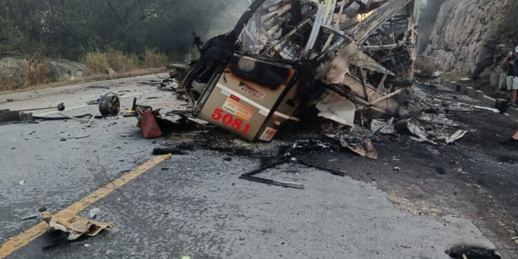Acidente na BR-251: ônibus e carreta pegam fogo e deixam oito mortos em MG