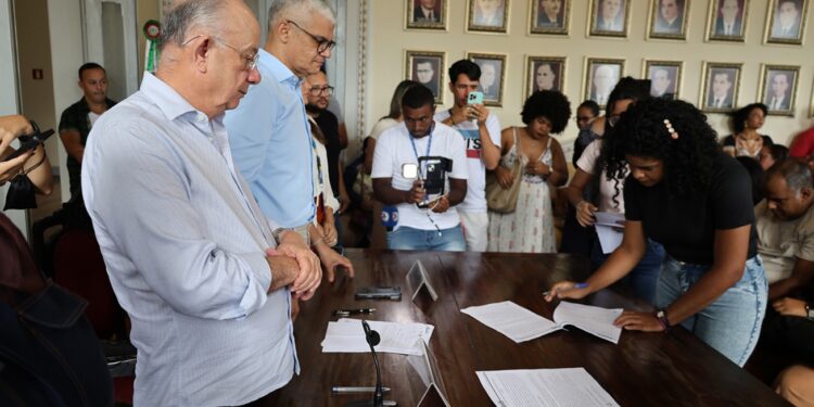 Escolas municipais de Feira recebem reforço de mais 145 professores e 22 cuidadores