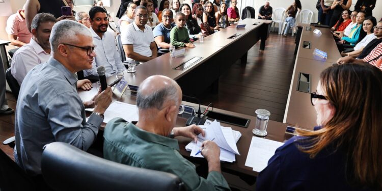 Prefeitura empossa mais 59 professores e reforça meta de zerar falta de docentes nas salas de aula