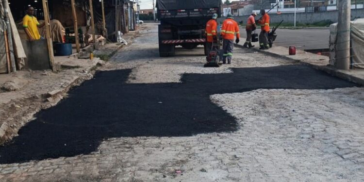Prefeitura de Feira intensifica operação tapa-buraco em 11 localidades