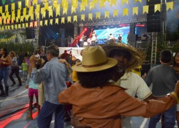 Muito forró e animação marcam abertura do Arraiá de Feira em Jaguara