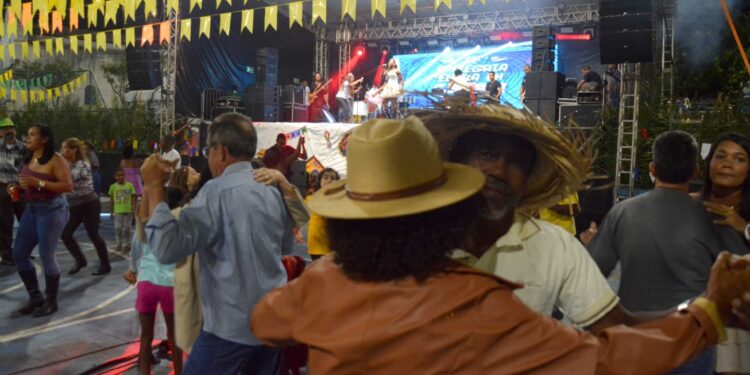 Muito forró e animação marcam abertura do Arraiá de Feira em Jaguara