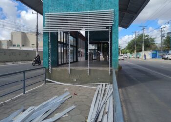 Vandalismo e furto de cabos deixam rastro de destruição nas estações do BRT em Feira