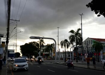 Noites com nuvens e pouca chuva no final de semana