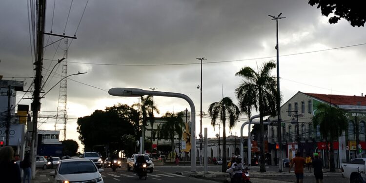 Noites com nuvens e pouca chuva no final de semana