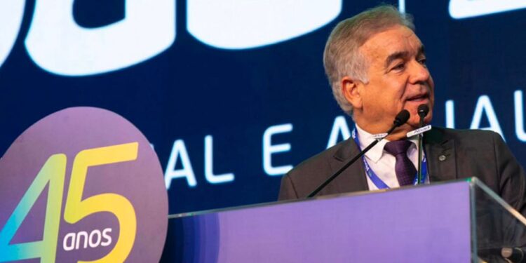 Zé Neto defende reforma tributária e economia nacional em evento do setor de distribuição