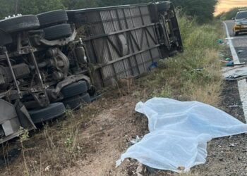 Sete atletas de time de basquete morrem em acidente de ônibus no Ceará; dezenas ficam feridos