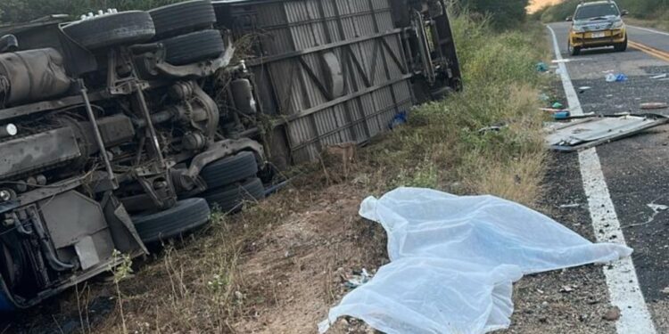 Sete atletas de time de basquete morrem em acidente de ônibus no Ceará; dezenas ficam feridos