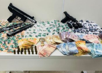Dois homens morrem em confronto com policiais em Salvador; drogas com bandeiras do Brasil foram apreendidas