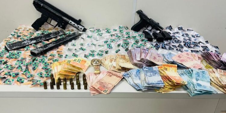 Dois homens morrem em confronto com policiais em Salvador; drogas com bandeiras do Brasil foram apreendidas