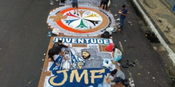 Entre serragem, fé e tecnologia: tradição dos tapetes de Corpus Christi atravessa gerações e se renova em Feira de Santana