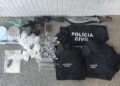 Casal é preso com mais de mil porções de drogas e 14 camisas falsas da Polícia Civil em Salvador
