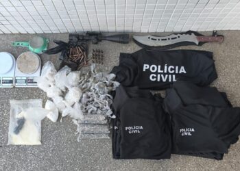 Casal é preso com mais de mil porções de drogas e 14 camisas falsas da Polícia Civil em Salvador