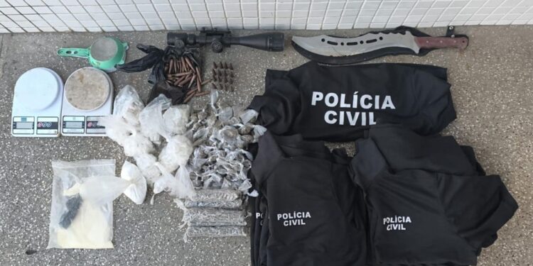 Casal é preso com mais de mil porções de drogas e 14 camisas falsas da Polícia Civil em Salvador