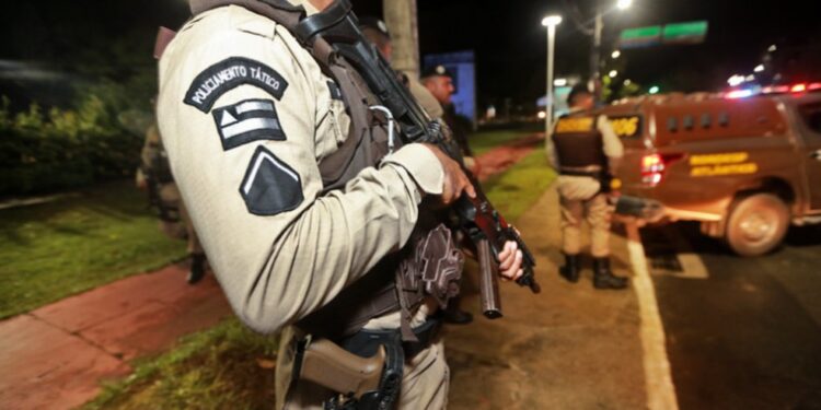Filho é preso suspeito de matar pai e esconder restos mortais em quintal na Bahia