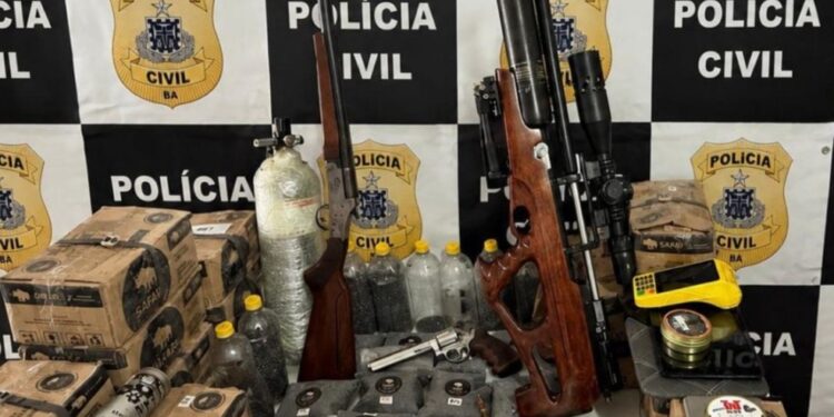 Operação apreende armas, munições e equipamentos para recarga na Bahia; homem é alvo de investigação