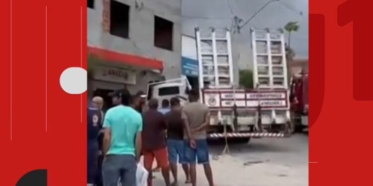 Sete pessoas ficam feridas após caminhão desgovernado atingir prédio no interior da Bahia