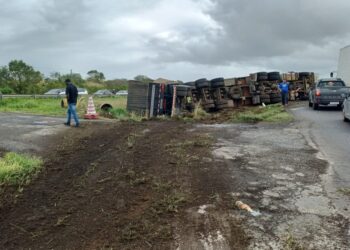 Motorista fica ferido e trecho da BR-324 é parcialmente interditado após acidente com carreta na Bahia