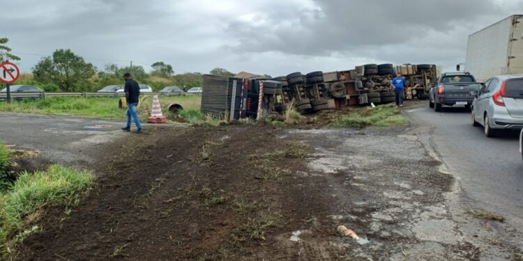 Motorista fica ferido e trecho da BR-324 é parcialmente interditado após acidente com carreta na Bahia