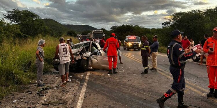 Dez vítimas de acidente entre van e caminhonete seguem internadas na BA; duas foram transferidas