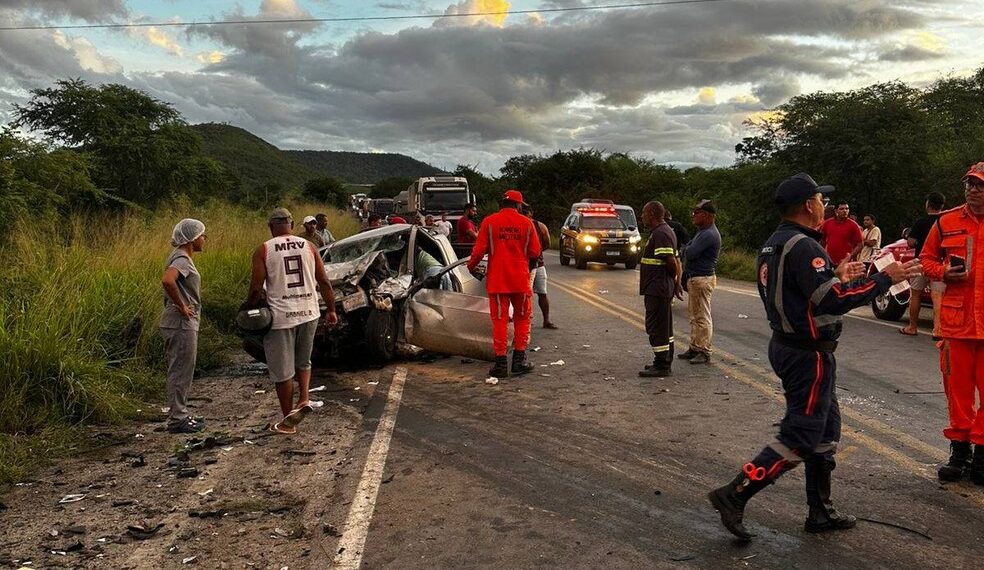 Dez vítimas de acidente entre van e caminhonete seguem internadas na BA; duas foram transferidas
