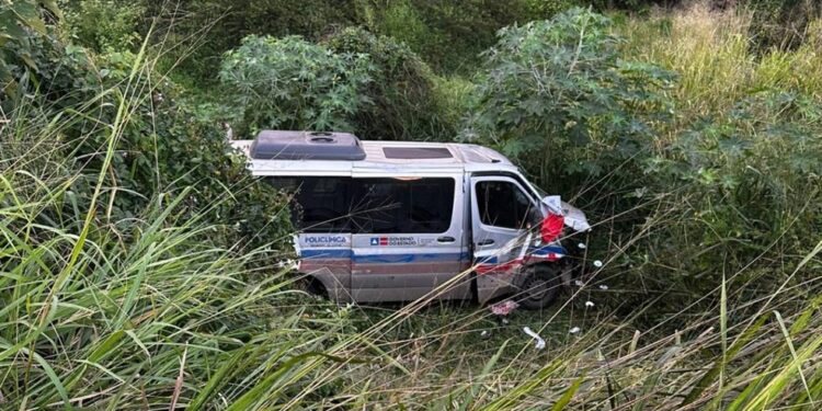 Batida entre van e caminhonete deixa 16 feridos na Bahia