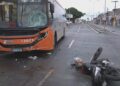 Mototaxista invade sinal vermelho e é atropelado por ônibus na Bahia