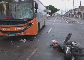 Mototaxista invade sinal vermelho e é atropelado por ônibus na Bahia