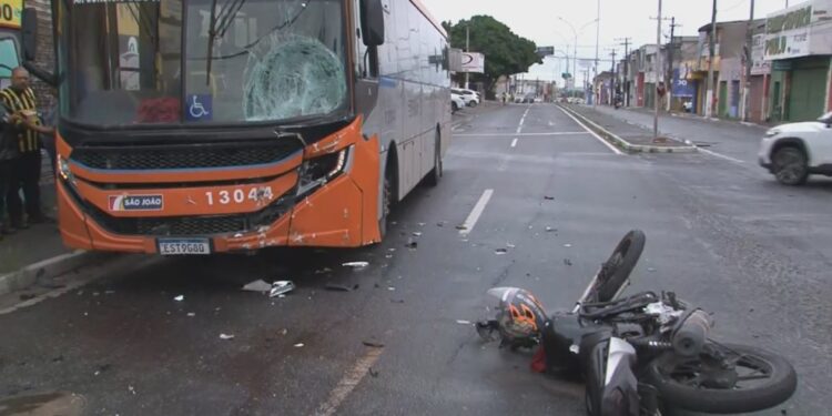 Mototaxista invade sinal vermelho e é atropelado por ônibus na Bahia