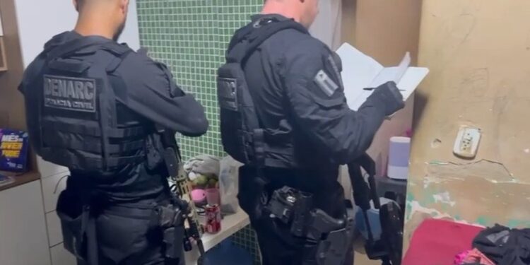 Oito pessoas são presas em operação contra grupo suspeito de tráfico de drogas no extremo sul da Bahia