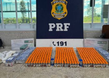 Abordagem em ônibus apreende 720 ampolas de medicamentos emagrecedores e 14 kg de drogas na Bahia