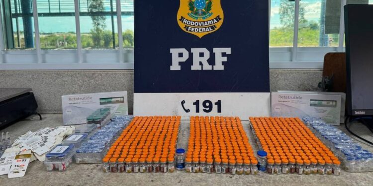 Abordagem em ônibus apreende 720 ampolas de medicamentos emagrecedores e 14 kg de drogas na Bahia