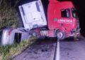 Esposa morre e policial militar fica gravemente ferido após batida entre carro e carreta na Bahia
