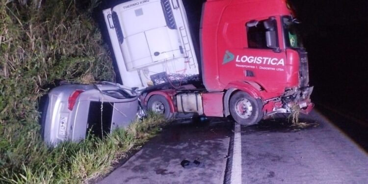 Esposa morre e policial militar fica gravemente ferido após batida entre carro e carreta na Bahia