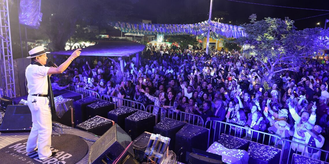 Alcymar Monteiro homenageia Carlos Pitta e emociona público na abertura do show em Jaíba