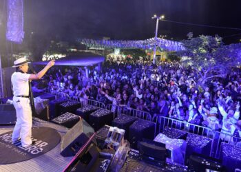 Alcymar Monteiro homenageia Carlos Pitta e emociona público na abertura do show em Jaíba