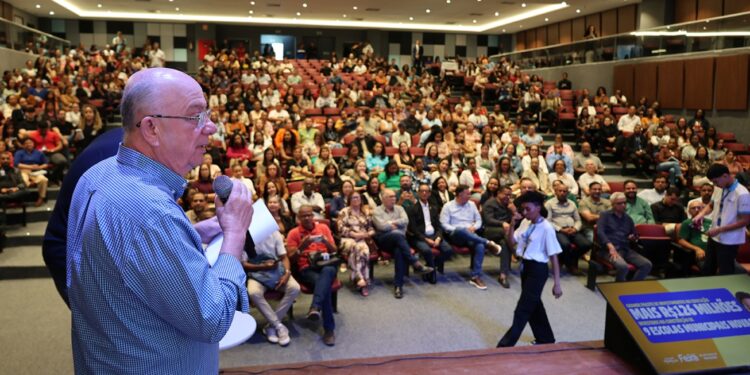 Prefeito José Ronaldo anuncia investimento superior a R$ 126 milhões na educação