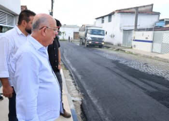 Prefeitura de Feira pavimenta mais duas ruas no bairro Brasília