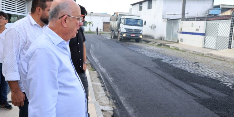 Prefeitura de Feira pavimenta mais duas ruas no bairro Brasília