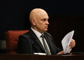 Moraes mantém prisão domiciliar de Bolsonaro e veta visitas com fins eleitorais